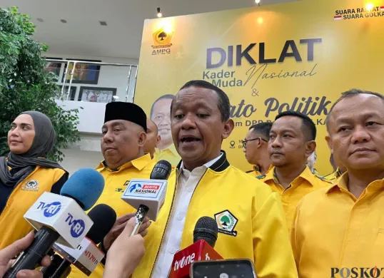 Ketum Partai Golkar, Bahlil Lahadalia seusai hadiri kegiatan diklat di DPP Partai Golkar, Jakarta Barat, Senin, 19 Mei 2025. (Sumber: Poskota/Pandi Ramedhan)