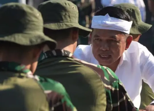 Gubernur Jawa Barat Dedi Mulyadi (kanan) bersama para siswa yang menjalani pelatihan militer selama 14 hari pada tanggal 3 Mei 2025. (Sumber: Pemerintah Jawa Barat)