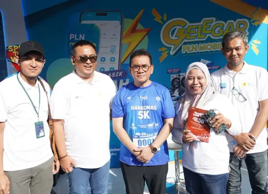 Menteri Perdagangan, Budi Santoso (baju biru) mengapresiasi PLN atas inovasi aplikasi PLN Mobile pada acara perayaan Hari Konsumen Nasional di TMII, Minggu, 18 Mei 2025. (Sumber: Dok. PLN UID Jakarta Raya)