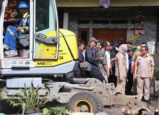 Gubernur Jakarta, Pramono Anung, meninjau pengerukan kali Cakung Lama di Kelapa Gading, Jakarta Utara, Senin, 19 Mei 2025. (Sumber: Dok. Kominfotik Pemprov Jakarta)