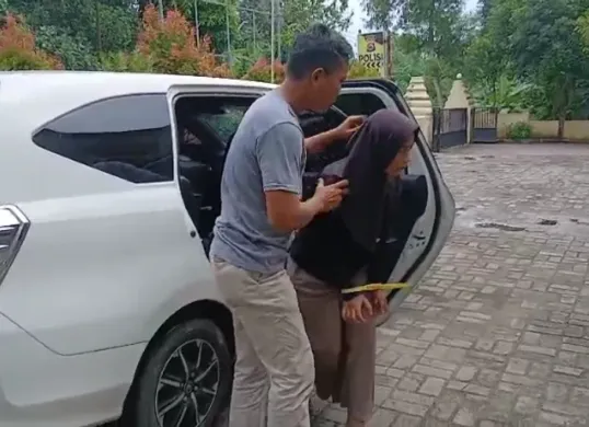 Tersangka PP tiba di Mapolsek Cikeusal usai diamankan di rumahnya terkait kasus dugaan penipuan pencari kerja. (Sumber: Dok. Polsek Cikeusal)