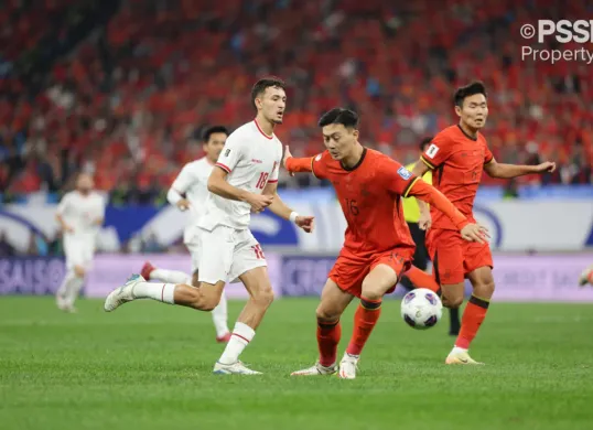 Aksi Jiang Shenglong (16) di laga Timnas China vs Indonesia pada kualifikasi Piala Dunia 2026 zona Asia. (Sumber: PSSI)