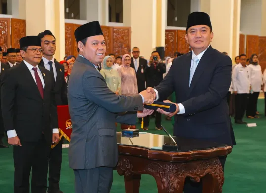 Ketua DPD RI, Sultan B. Najamudin melantik Sekretaris Jenderal (Sekjen) DPD di Gedung Nusantara IV, Senin, 19 Mei 2025. (Sumber: Dok. DPD RI)