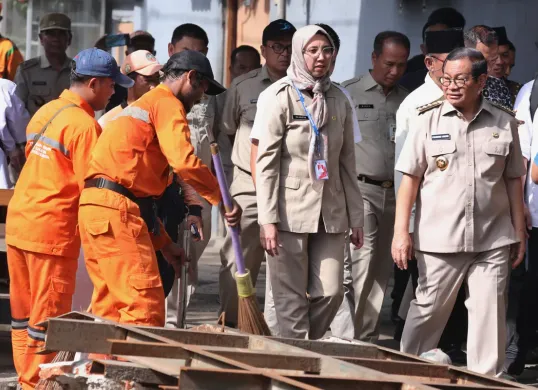 Gubernur Jakarta, Pramono Anung, meninjau pengerukan kali Cakung Lama di Kelapa Gading, Jakarta Utara, Senin, 19 Mei 2025. (Sumber: Kominfotik)