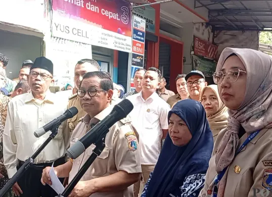 Gubernur Jakarta, Pramono Anung usai meninjau pengerukan kali Cakung Lama di Kelapa Gading, Jakut, Senin 19 Mei 2025. (Sumber: Poskota/Pandi Ramedhan)