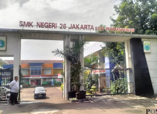 Suasana di SMKN 26 Pembangunan Jakarta, Jakarta Timur, masih sepi meski prapendaftaran SPMB telah resmi dibuka Dinas Pendidikan Senin, 19 Mei 2025. (Sumber: Poskota/M. Tegar Jihad)