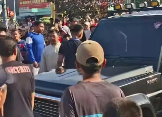 Mobil jip hitam terobos CFD di Margonda, warganet penasaran identitas pemilik mobil berplat B tersebut. (Sumber: tangkapan layar)