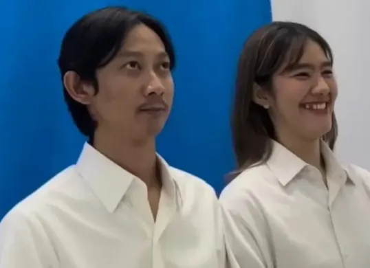 Momen pengambilan foto berlatar biru Yono Bakrie dan Vini Caroline. (Sumber: Istimewa)