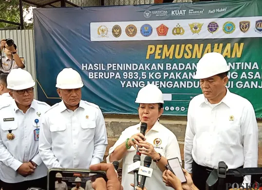 Titik Soeharto menyaksikan pemusnahan pakan burung impor  di Gedung Badan Karantina Indonesia di Jalan Raya Setu Nomor 10, Mekarwangi, Kecamatan Cikarang Barat, Kabupaten Bekasi, Senin, 19 Mei 2025. (Sumber: Poskota/Nurpini Aulia Rapika)