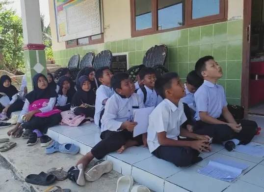 Puluhan siswa SDN Bojen 2 di Desa Bojen, Kecamatan Bojen, Kabupaten Pandeglang, saat mengikuti proses belajar di teras sekolah. (Sumber: Dok. SDN Bojen 2)