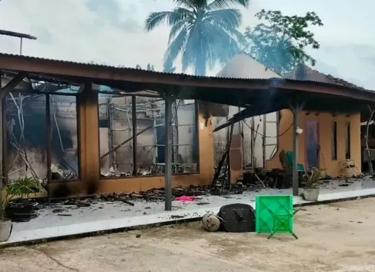 Viral Kades di Lampung Ketahuan Korupsi Bansos, Warga Beraksi Bakar Rumah dan Mobil Rubicon (Sumber: Instagram/fakta.indo)
