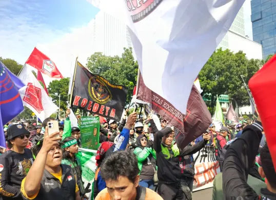 Ratusan driver ojek online (ojol) yang tergabung dalam berbagai aliansi terus berdatangan membanjiri kawasan Patung Kuda atau Patung Kuda Arjuna Wijaya, Jakarta Pusat, Selasa, 20 Mei 2025. (Sumber: Poskota/Ali Mansur)