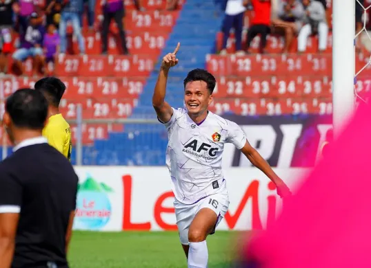 Hamra Hehanussa, bek andalan Persik Kediri yang kabarnya diincar Persib Bandung. (Sumber: Media Officer Persik Kediri)