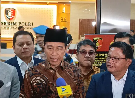 Presiden ke-7 Republik Indonesia Joko Widodo (Jokowi) telah menjalani pemeriksaan oleh penyidik Bareskrim Polri terkait tuduhan ijazah palsu, di Bareskrim Polri, Jakarta Selatan, Selasa, 20 Mei 2025. (Sumber: Poskota/Ali Mansur)