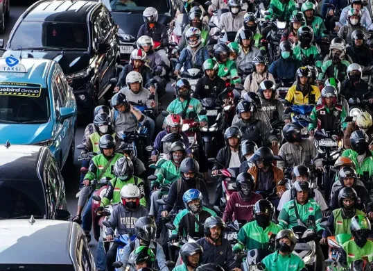 Aktivitas sejumlah pengendara ojek online (Ojol) menunggu penumpang hingga terjebak kemacetan di kawasan Pancoran dan Palmerah, Jakarta, Selasa, 11 Maret 2025. (Sumber: Poskota/Bilal Nugraha Ginanjar)