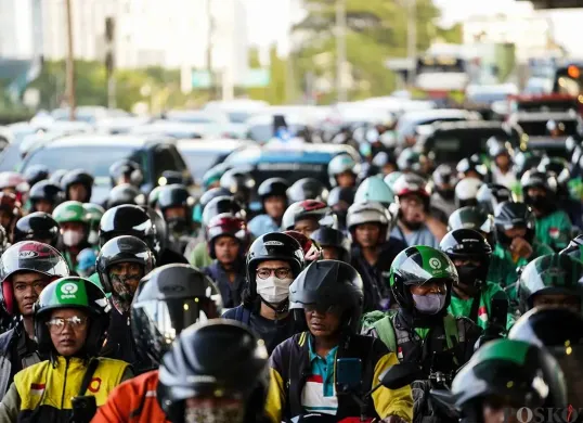 Aktivitas sejumlah pengendara ojek online (Ojol) menunggu penumpang hingga terjebak kemacetan di kawasan Pancoran dan Palmerah, Jakarta, Selasa, 11 Maret 2025. (Sumber: Poskota/Bilal Nugraha Ginanjar)