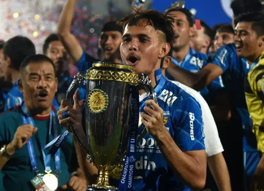 Piala Liga 1 saat diraih Persib di kompetisi musim 2023-24. (Sumber: persib.co.id)