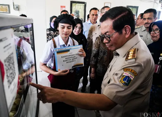 Gubernur Provinsi Jakarta, Pramono Anung, meninjau menu makanan yang dijual di Kantin Sehat di SMA dan SMK, Selasa, 20 Mei 2025. (Sumber: Poskota/Bilal Nugraha Ginanjar)