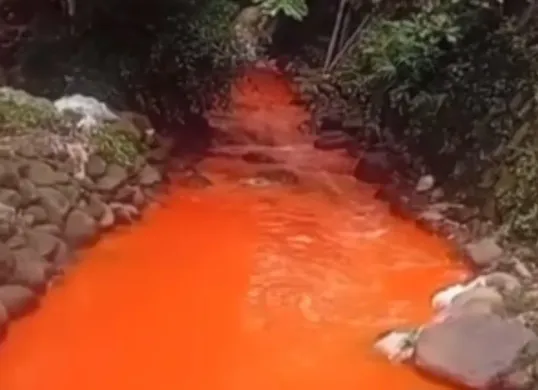 Sungai Citeureup di Bogor berubah warna menjadi oranye. (Sumber: Tangkap Layar Instagram/@jabodetabek24info)