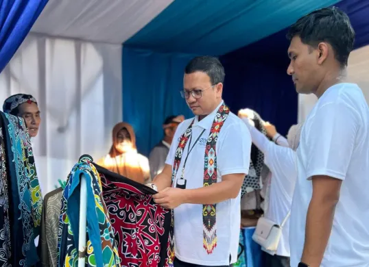 VP Sustainability Telkom Gunawan Wasisto Ciptaning Andri saat mengunjungi booth UMKM lokal unggulan binaan Rumah BUMN Telkom saat roadshow GoZero% Goes to Borneo. (Sumber: Dok. Telkom Indonesia)