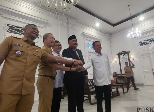 Wali Kota Bogor, Dedie Rachim dan Wakil Wali Kota Bogor, Jenal Mutaqin beserta Bupati Bogor, Rudy Susmanto melakukan pertemuan di Balai Kota Bogor, Senin, 19 Mei 2025. (Sumber: Poskota/Sekar Putri Andini)