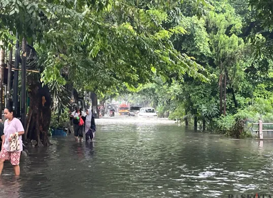 Banjir di Jalan Kebon Raya, Duri Kepa, Kebon Jeruk, Jakarta Barat, usai diguyur hujan deras pada Rabu, 21 Mei 2025 siang. (Sumber: Poskota/Pandi Ramedhan)