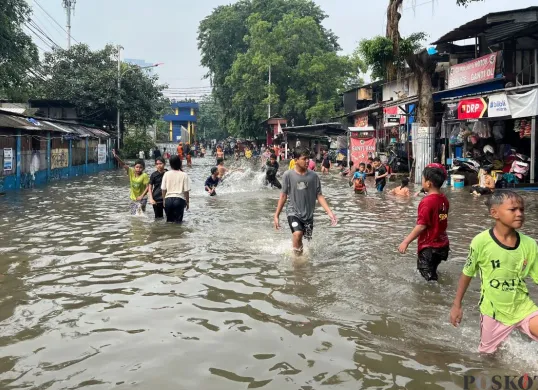 Lokasi banjir di Jalan Kebon Raya, Kebon Jeruk, Jakarta Barat, Rabu, 21 Mei 2025. (Sumber: Poskota/Pandi Ramedhan)