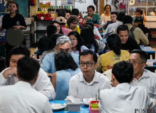 Berburu Makan Siang di Kafetaria Blok M