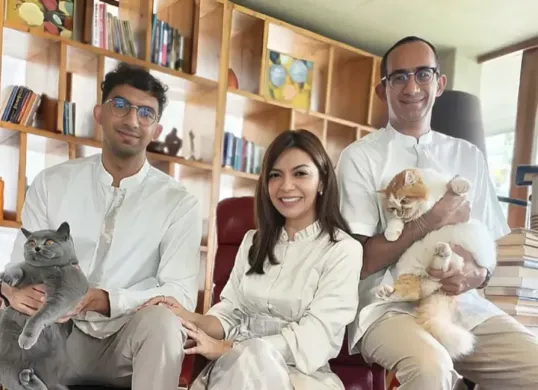 Najwa Shihab bersama almarhum suami, Ibrahim Sjarief Assegaff, dan anak mereka, Izzat Assegaf, dalam potret kebersamaan saat Hari Raya Idulfitri 2025. (Sumber: Instagram/najwashihab)