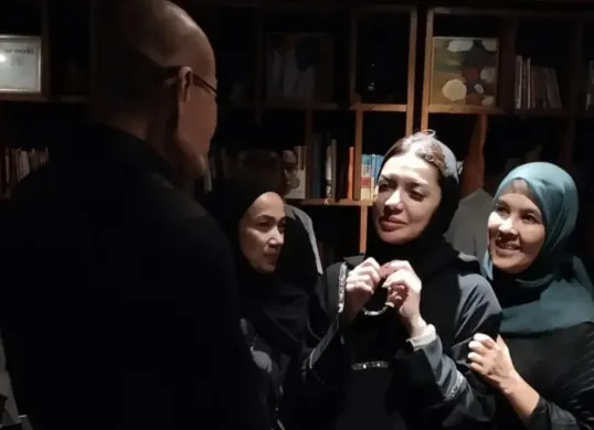 Momen Deddy Corbuzier melayat ke rumah duka suami Najwa Shihab, Ibrahim Sjarief Assegaf. (Sumber: Instagram/@mastercorbuzier)