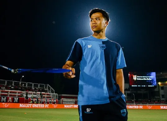 Bek kiri Persib Bandung, Edo Febriansyah berencana cabut ke Tangerang setelah kompetisi Liga 1 2024-2025 musim ini berakhir. (Foto: Instagram/@persib)
