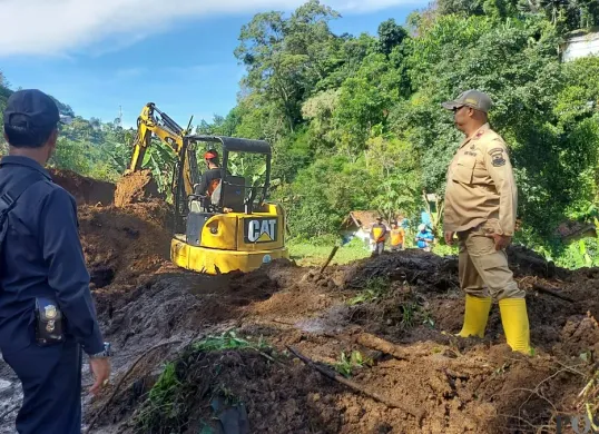 Kondisi tanah longsor di wilayah Kecamatan Lembang, Kabupaten Bandung Barat. (Sumber: Poskota/Gatot Poedji Utomo)