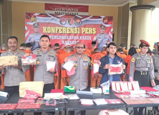 Kapolres Serang AKBP Condro Sasongko menunjukkan barang bukti 3 kilogram sabu dari dua bandar narkoba. (Sumber: Poskota/Rahmat Haryono)