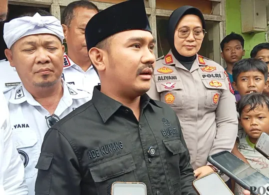 Bupati Bekasi Ade Kuswara Kunang datang ke lokasi kebakaran Pasar Bojong, Kedungwaringin, Kabupaten Bekasi, Rabu, 21 Mei 2025, untuk mendengarkan keluhan pedagang yang terdampak. (Sumber: Poskota/Nurpini Aulia Rapika)