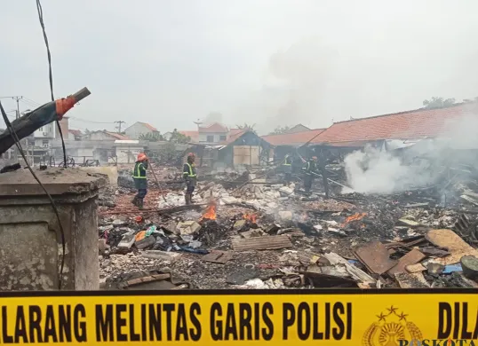 Puing-puing lapak di Pasar Bojong, Desa Bojongsari, Kecamatan Kedungwaringin, Kabupaten Bekasi, ludes dilalap sijago merah. Api di pasar ini baru bisa dipadamkan Rabu, 21 Mei 2025, dini hari. (Sumber: Poskota/Nurpini Aulia Rapika)