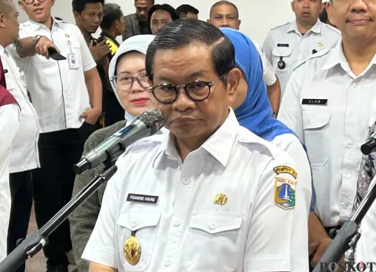 Gubernur Jakarta Pramono Anung saat memberikan pernyataan kepada awak media di Balai Kota DKI Jakarta, Rabu 21 Mei 2025. (Sumber: Poskota/M. Tegar Jihad)