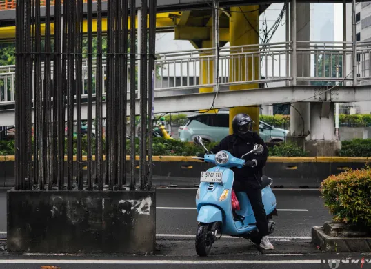 Sejumlah kendaraan melintas di samping deretan tiang pancang monorel yang belum selesai pengerjaannya di Jalan Rasuna Said, Kuningan, Jakarta Selatan, Rabu, 21 Mei 2025. (Sumber: Poskota/Bilal Nugraha Ginanjar)