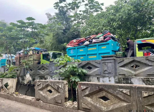 Sejumlah truk penuh sampah antre di TPA Cipeucang, Kabupaten Serang, Kota Tangerang Selatan pada Rabu, 21 Mei 2025. Tumpukan sampah di TPA ini telah mencapai 16 meter. (Sumber: Poskota/Primayanti Juli Kumala Manalu)