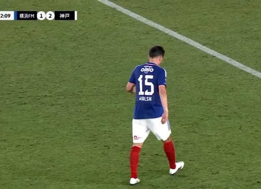Tangkap layar bek Timnas Indonesia, Sandy Walsh tertatih-tatih saat membela Yokohama Marinos menghadapi Vissel Kobe dalam lanjutan kompetisi Liga Jepang.