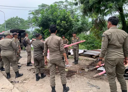Satpol PP Kabupaten Bogor menertibkan Pedagang Kaki Lima (PKL) di sekiataran kawasan Pasar Ciluar, Rabu, 21 Mei 2025. (Sumber: Istimewa)