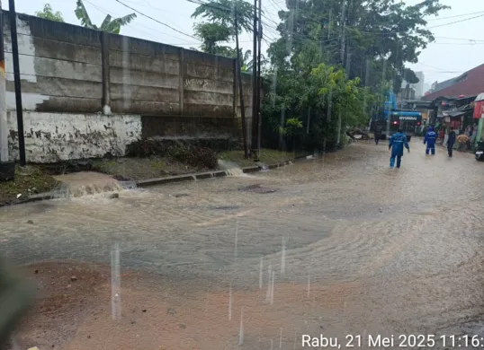 Tembok yang berlokasi di Jalan Raya AUP Rawa Minyak RT 06 RW 10, Pasar Minggu, Jakarta Selatan, jebol pada Rabu, 21 Mei 2025. (Sumber: BPBD)