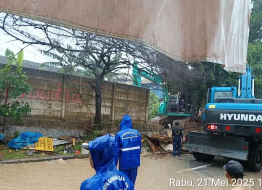 Tembok yang berlokasi di Jalan Raya AUP Rawa Minyak RT 06 RW 10, Pasar Minggu, Jakarta Selatan, jebol pada Rabu, 21 Mei 2025. (Sumber: BPBD)