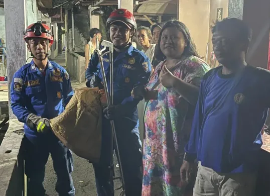 Petugas Damkar Kota Depok amankan ular sanca kembang sepanjang 4 meter berkeliaran dini hari di pemukiman padat penduduk, di Limo Kota Depok, Rabu Dini Hari, 21 Mei 21 Mei 2025. (Sumber: Damkar Depok)