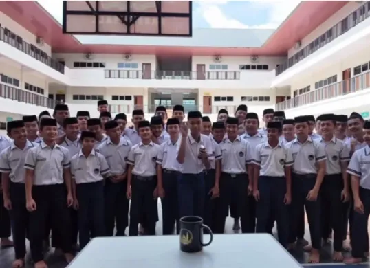 Sejumlah siswa SMP Al-Azhar Asy Syarif Sumut adakan study tour umrah bersama ke tanah suci. (Sumber: Instagram/@alazharasysyarifsumut)