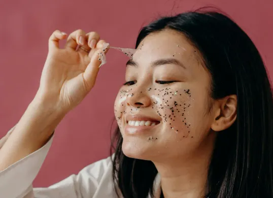 Cara buat masker eksfoliasi wajah. (Sumber: Pexels/Polina)