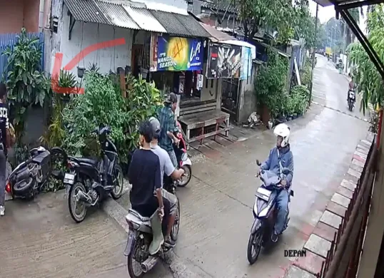 Tangkap layar CCTV saat seorang pria diintimidasi oleh kawanan yang diduga debt collector di kawasan Kalideres, Jakarta Barat, Kamis, 22 Mei 2025.