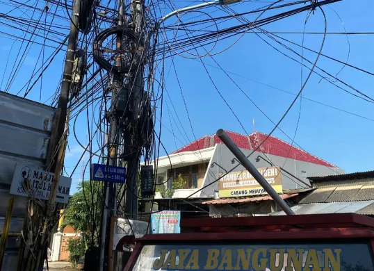 Kabel udara di Jalan Kavling DKI, Merayu Utara, Kembangan, Jakarta Barat, dikeluhkan warga. (Sumber: Istimewa)