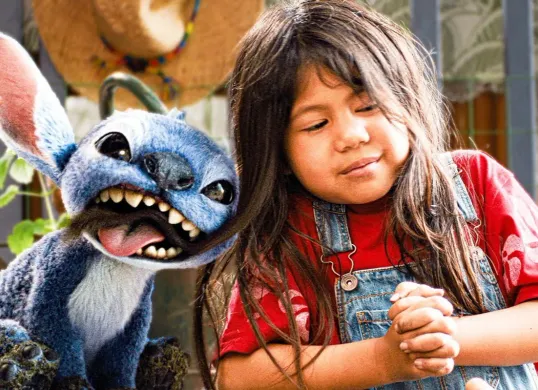 Lilo and Stitch (2025) merupakan adaptasi dari film animasi Disney dengan judul serupa yang rilis 2002. (Sumber: Disney)
