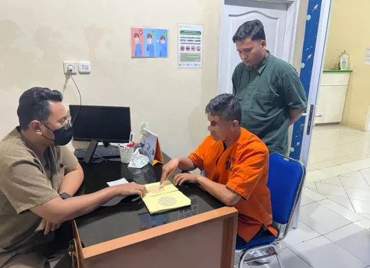 Tersangka AH mangan manager koperasi menjalani tes kesehatan sebelum dijebloskan ke dalam penjara. (Sumber: Polda Banten)