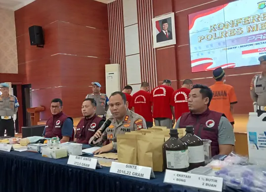 Satuan Reserse Narkoba Polres Metro Bekasi berhasil membekuk 5 orang pengedar narkoba. (Sumber: POSKOTA | Foto: Nurpini Aulia Rapika)